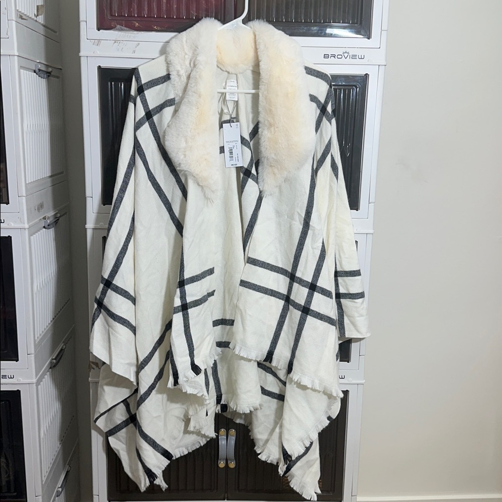 Liz Claiborne Cream and Black Checkered Cape with Faux Fur